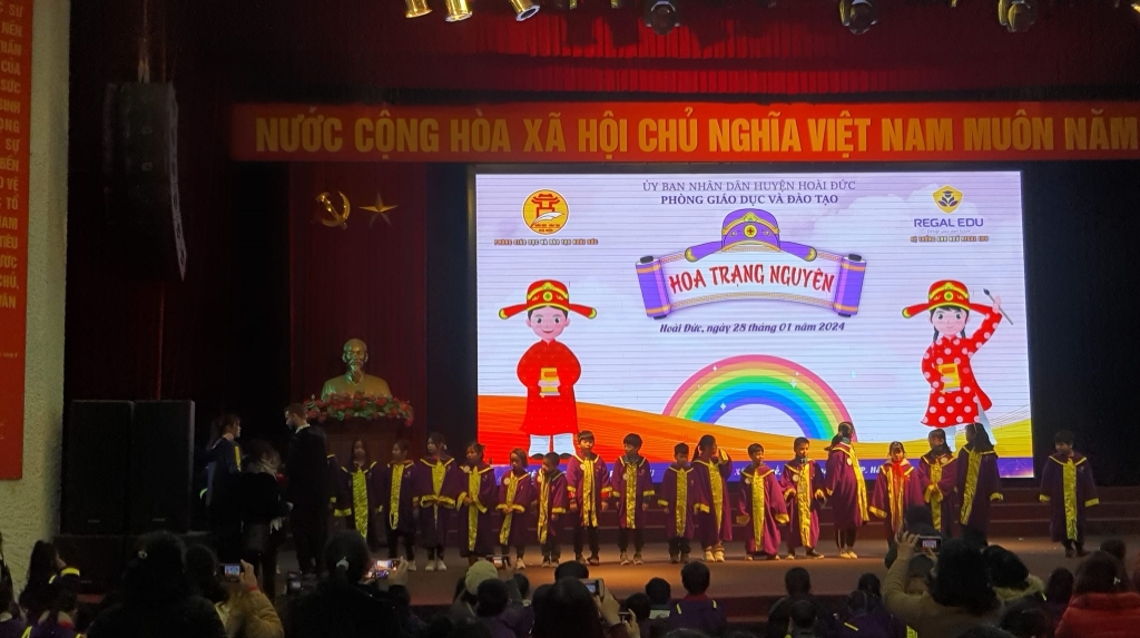 Học sinh tham gia thi Olympic Tiếng Anh và sân chơi Hoa trạng nguyên