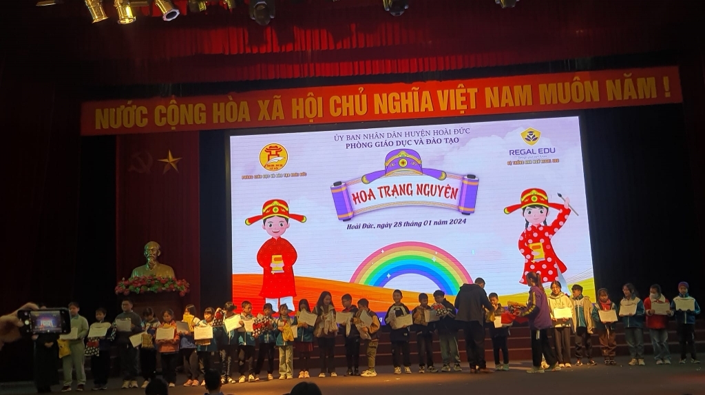 Học sinh tham gia thi Olympic Tiếng Anh và sân chơi Hoa trạng nguyên