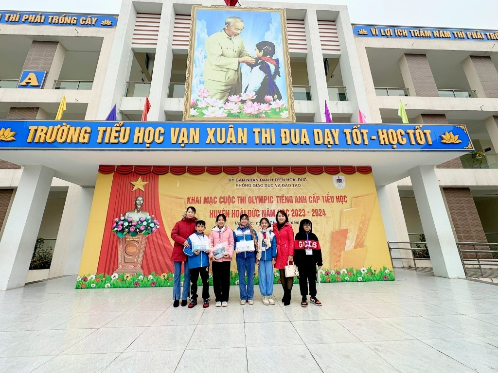 Học sinh tham gia thi Olympic Tiếng Anh và sân chơi Hoa trạng nguyên