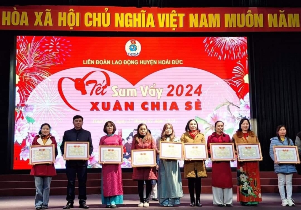 Công đoàn trường và xã tham dự Tết Sum vầy - Xuân sẻ chia 2024