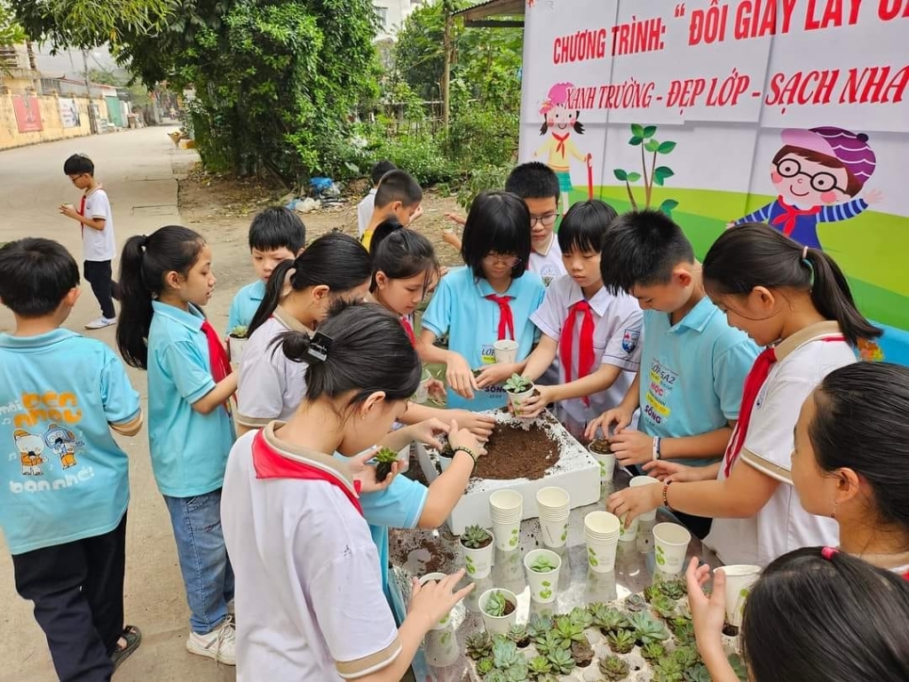 ​​​​​​​ Đổi giấy lấy cây - Xanh trường - Đẹp lớp - Sạch nhà