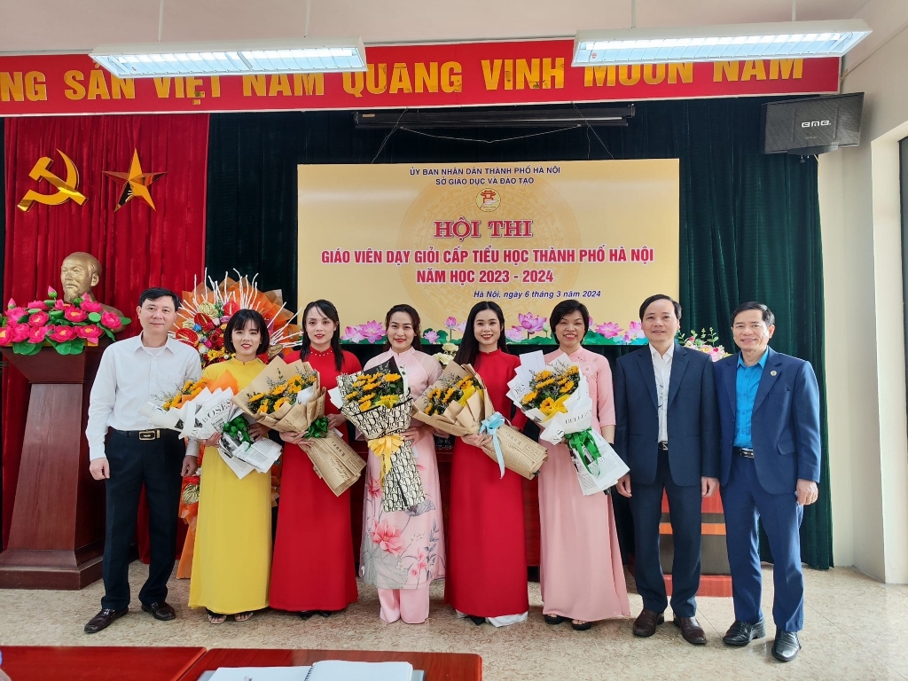 Cô Nguyễn Lan Anh tham dự Hội thi Giáo viên dạy giỏi cấp Tiểu học