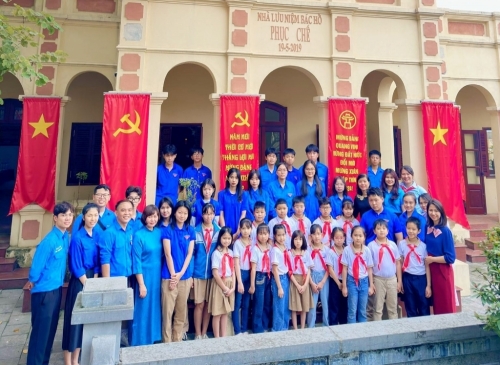 Liên đội trường Tiểu học Vân Canh tổ chức kết nạp Đội viên mới