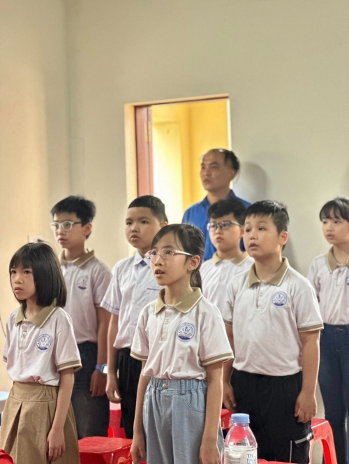 Liên đội trường Tiểu học Vân Canh tổ chức kết nạp Đội viên mới