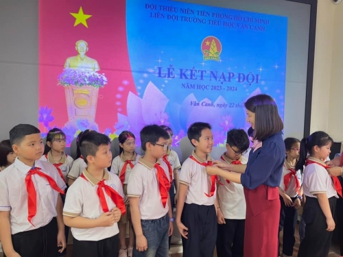Liên đội trường Tiểu học Vân Canh tổ chức kết nạp Đội viên mới