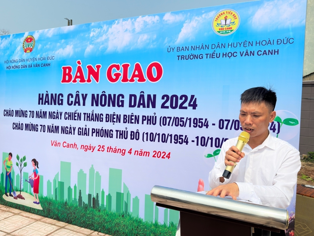 Hội Nông dân xã Vân Canh bàn giao Hàng cây nông dân cho trường Tiểu học Vân Canh