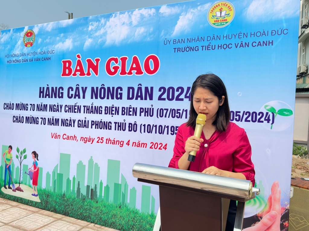 Hội Nông dân xã Vân Canh bàn giao Hàng cây nông dân cho trường Tiểu học Vân Canh