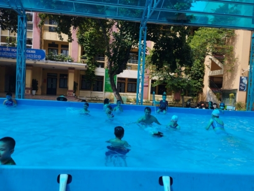 Bể bơi của trường Tiểu học Vân Canh đã chính thức khởi động trở lại vào mùa hè 2024