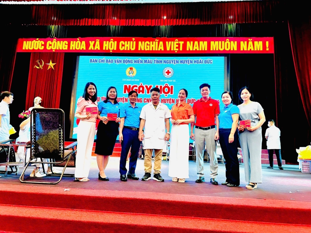 Công đoàn trường Tiểu học Vân Canh tham gia chương trình Hiến máu tình nguyện năm 2024