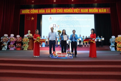 Công đoàn trường Tiểu học Vân Canh đón nhận khen thưởng của LĐLĐ huyện Hoài Đức