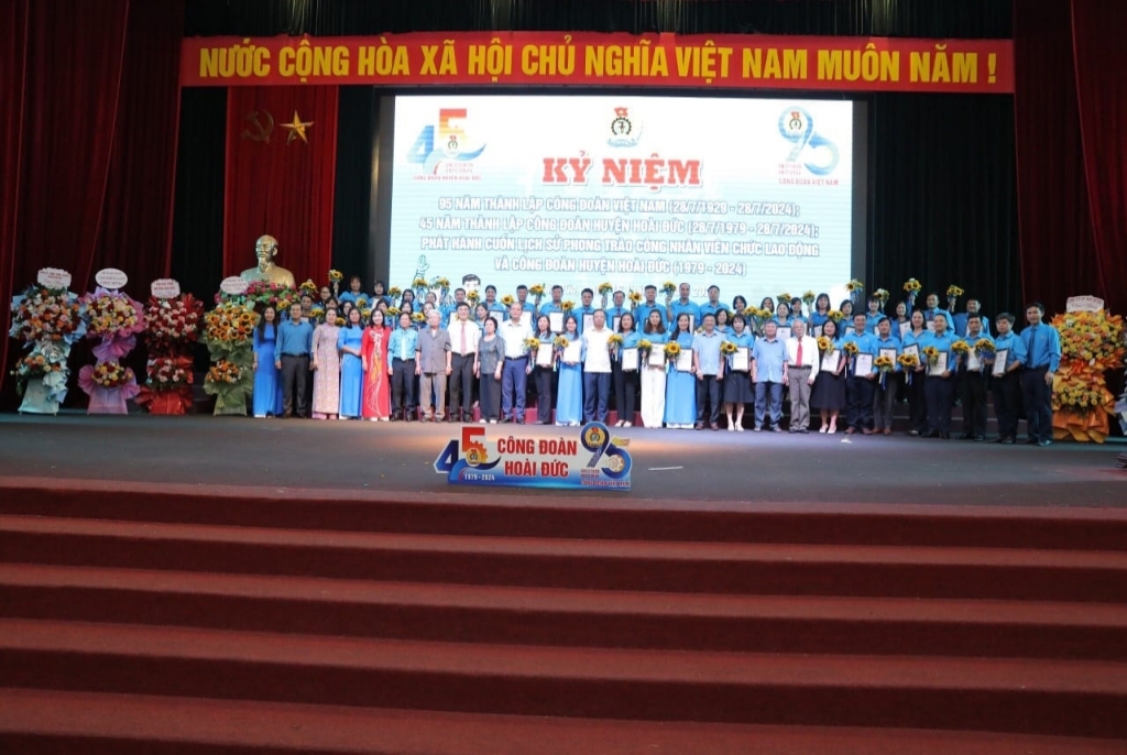 Công đoàn trường Tiểu học Vân Canh đón nhận khen thưởng của LĐLĐ huyện Hoài Đức