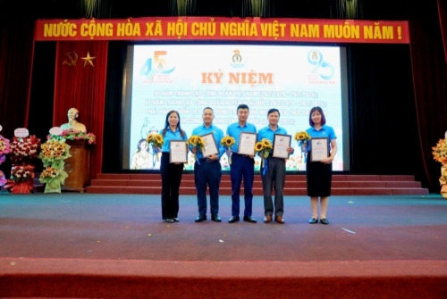 Công đoàn trường Tiểu học Vân Canh đón nhận khen thưởng của LĐLĐ huyện Hoài Đức