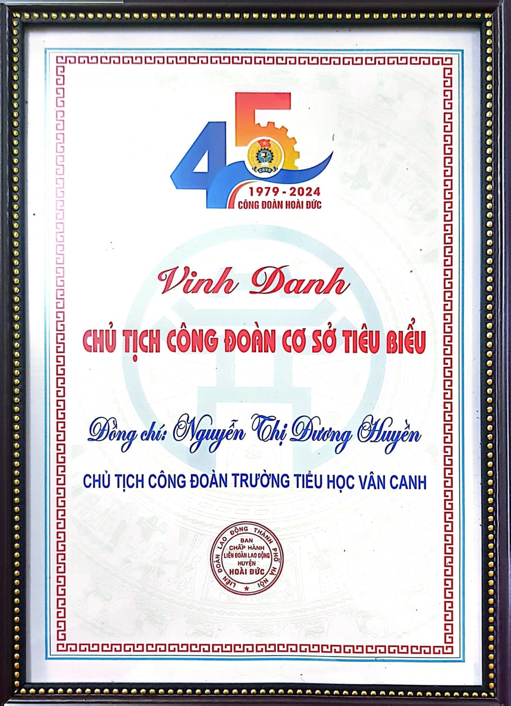 Công đoàn trường Tiểu học Vân Canh đón nhận khen thưởng của LĐLĐ huyện Hoài Đức