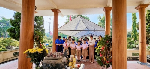Trường Tiểu học Vân Canh nhớ ơn Bác và sự hy sinh của các anh hùng, thương binh, liệt sĩ.