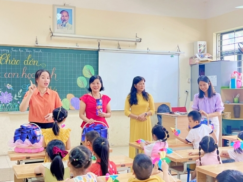 Chào đón các con học sinh lớp Một - những thành viên mới của trường Tiểu học Vân Canh