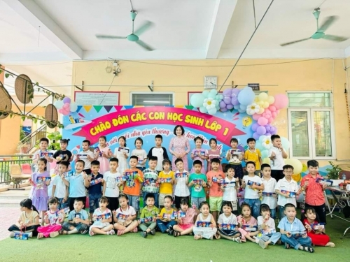 Chào đón các con học sinh lớp Một - những thành viên mới của trường Tiểu học Vân Canh