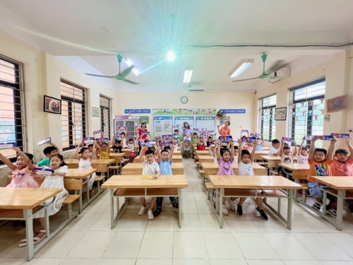 Chào đón các con học sinh lớp Một - những thành viên mới của trường Tiểu học Vân Canh