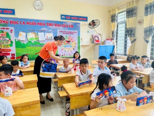 Chào đón các con học sinh lớp Một - những thành viên mới của trường Tiểu học Vân Canh