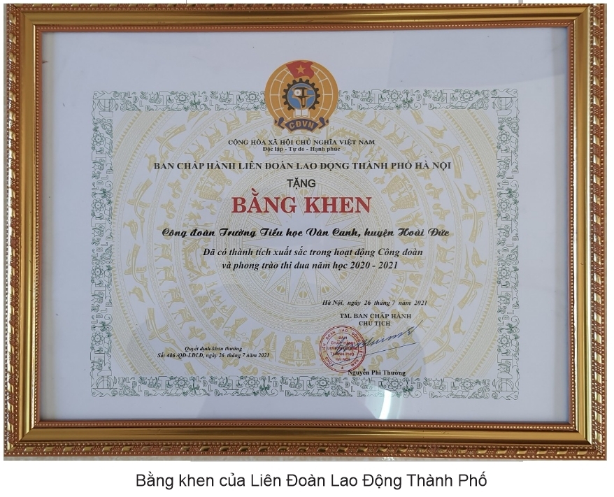 Công đoàn trường đón nhận bằng khen của Liên đoàn Lao động Thành phố Hà Nội