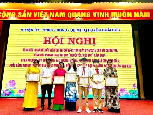 Cán bộ giáo viên trường Tiểu học Vân Canh đón nhận danh hiệu \