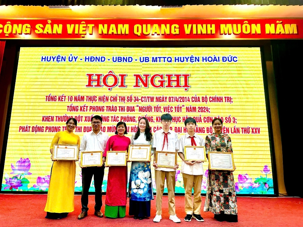 Cán bộ giáo viên trường Tiểu học Vân Canh đón nhận danh hiệu "Người tốt - Việc tốt" cấp thành phố