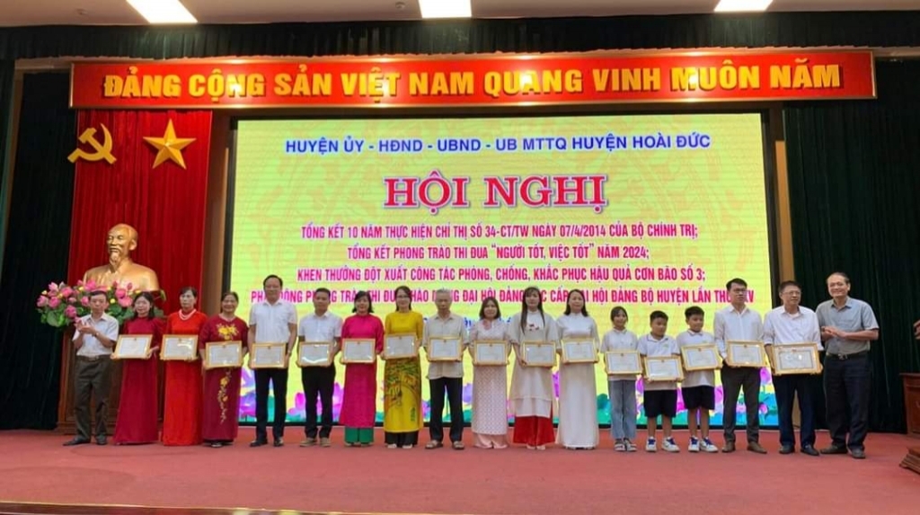 Cán bộ giáo viên trường Tiểu học Vân Canh đón nhận danh hiệu "Người tốt - Việc tốt" cấp thành phố