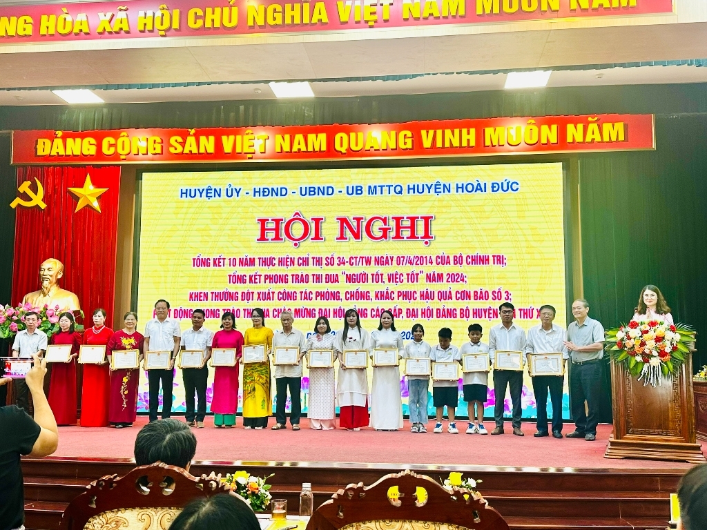 Cán bộ giáo viên trường Tiểu học Vân Canh đón nhận danh hiệu "Người tốt - Việc tốt" cấp thành phố