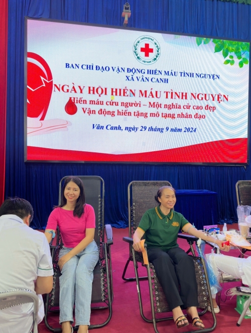 Cán bộ, giáo viên, nhân viên trường Tiểu học Vân Canh tham gia hiến máu tình nguyện