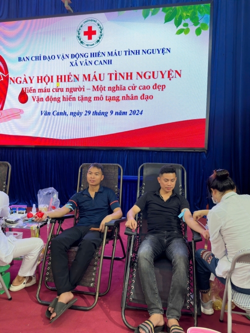 Cán bộ, giáo viên, nhân viên trường Tiểu học Vân Canh tham gia hiến máu tình nguyện