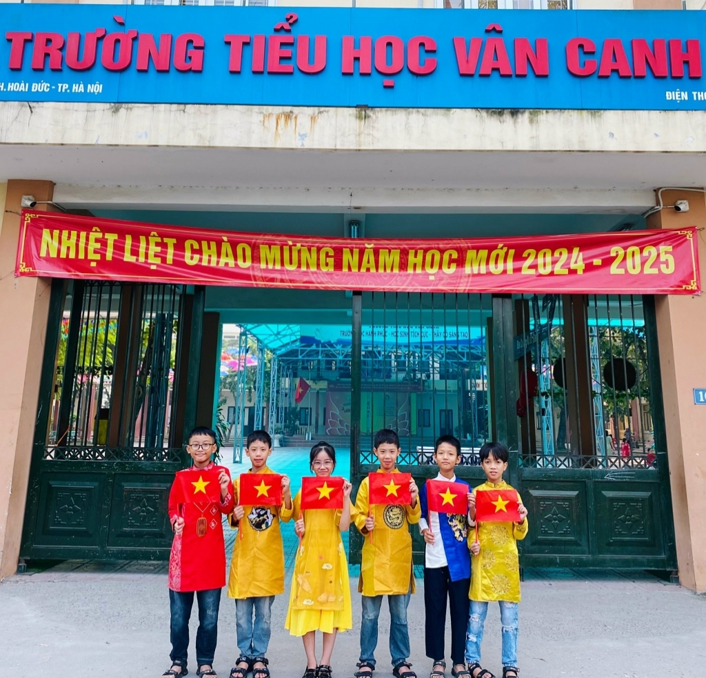 Thầy và trò trường Tiểu học Vân Canh với các hoạt động chào mừng Ngày giải phóng Thủ đô