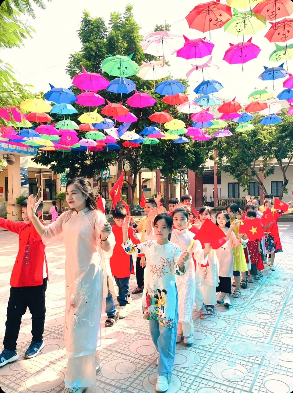 Thầy và trò trường Tiểu học Vân Canh với các hoạt động chào mừng Ngày giải phóng Thủ đô