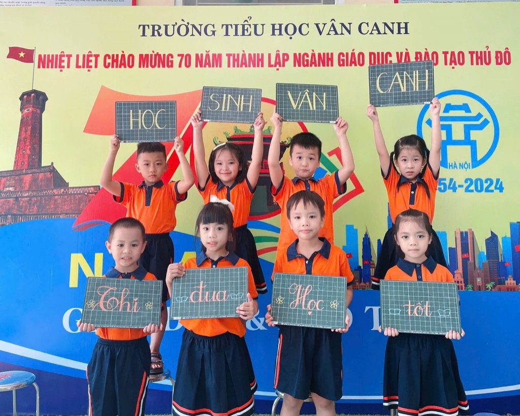 Thầy và trò trường Tiểu học Vân Canh với các hoạt động chào mừng Ngày giải phóng Thủ đô