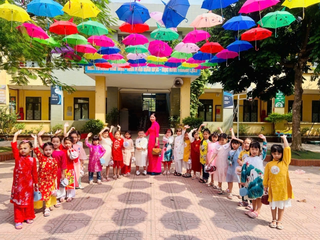 Thầy và trò trường Tiểu học Vân Canh với các hoạt động chào mừng Ngày giải phóng Thủ đô