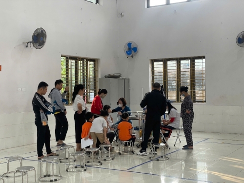Trường Tiểu học Vân Canh phối hợp tổ chức tiêm phòng bạch hầu - uốn ván cho trẻ em