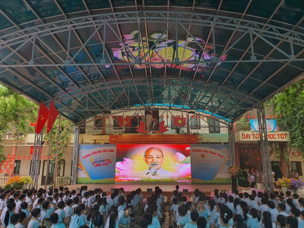 Kỷ niệm 135 năm ngày sinh Chủ tịch Hồ Chí Minh - Những đóa hoa dâng Bác