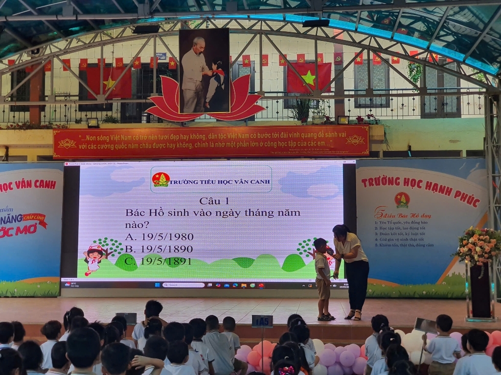 Kỷ niệm 135 năm ngày sinh Chủ tịch Hồ Chí Minh - Những đóa hoa dâng Bác