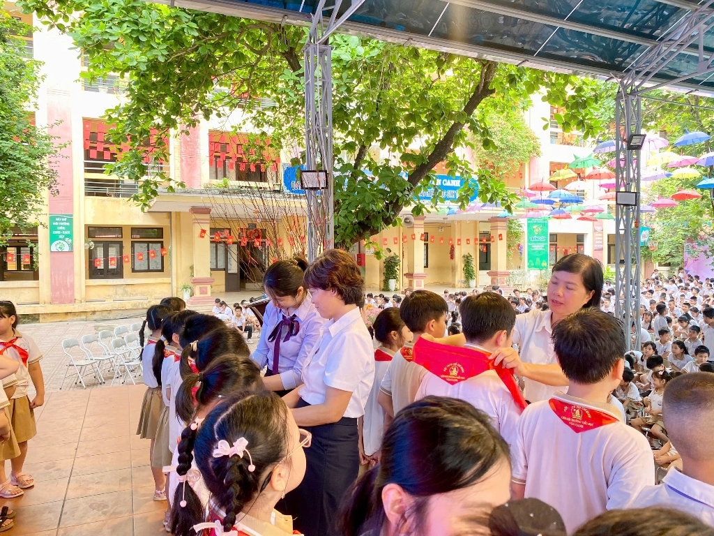 Kỷ niệm 135 năm ngày sinh Chủ tịch Hồ Chí Minh - Những đóa hoa dâng Bác