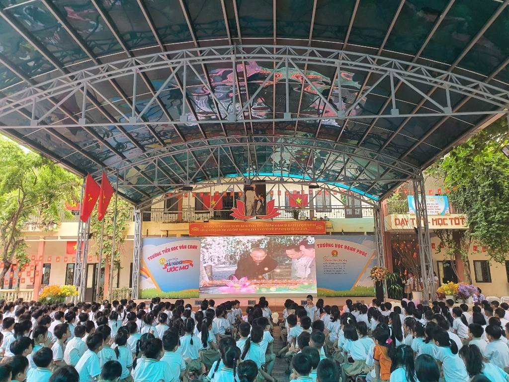 Kỷ niệm 135 năm ngày sinh Chủ tịch Hồ Chí Minh - Những đóa hoa dâng Bác