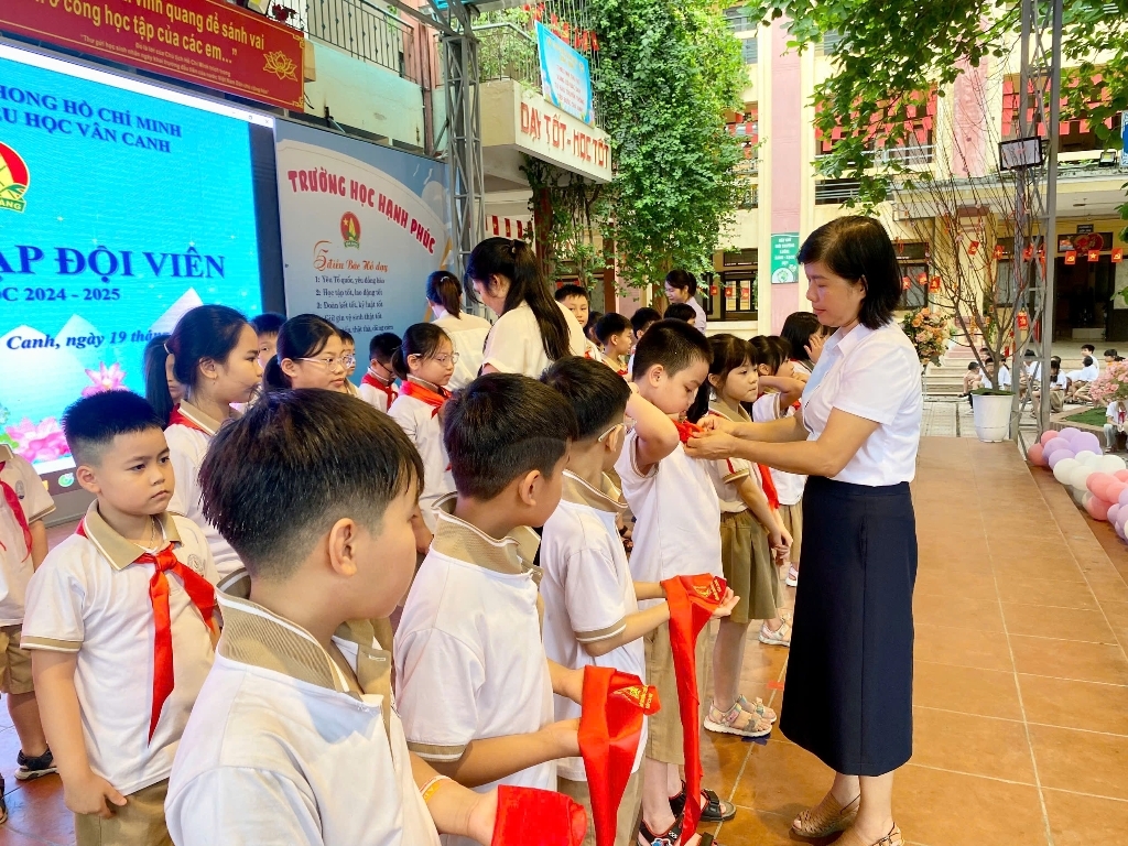 Kỷ niệm 135 năm ngày sinh Chủ tịch Hồ Chí Minh - Những đóa hoa dâng Bác