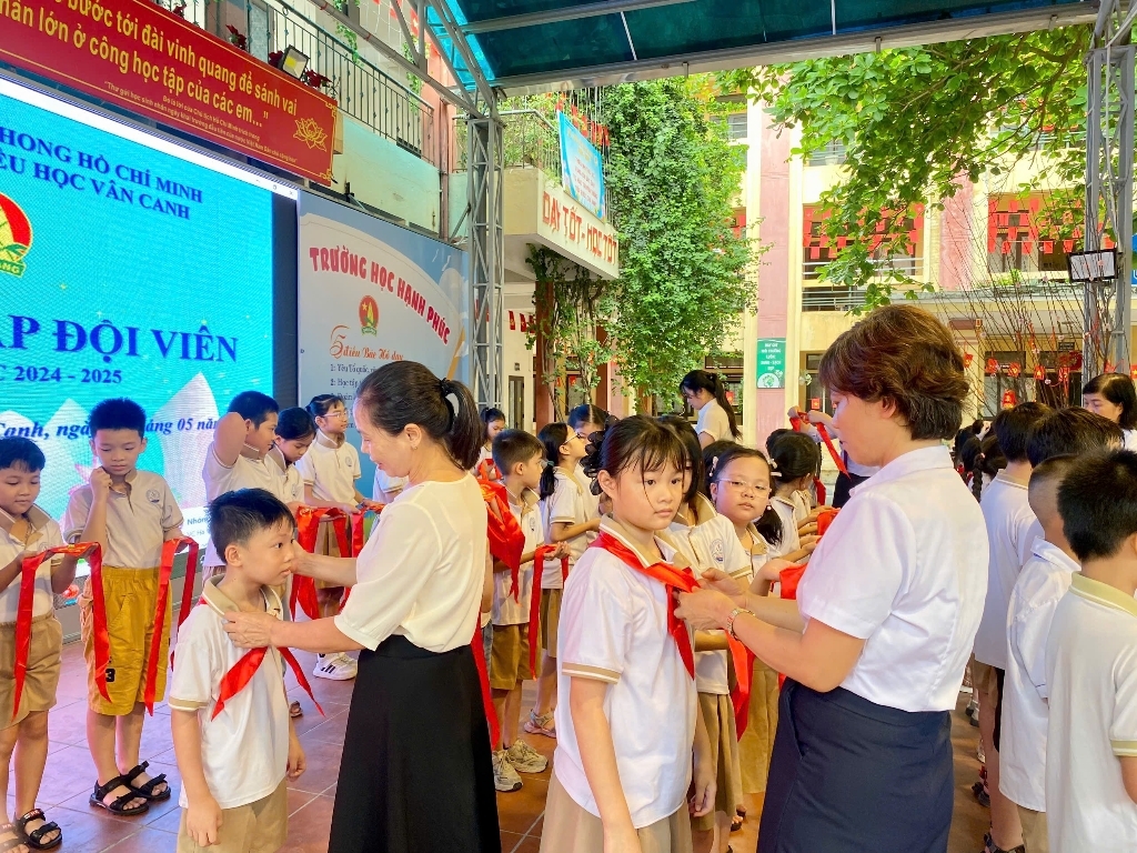 Kỷ niệm 135 năm ngày sinh Chủ tịch Hồ Chí Minh - Những đóa hoa dâng Bác