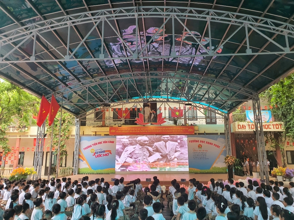 Kỷ niệm 135 năm ngày sinh Chủ tịch Hồ Chí Minh - Những đóa hoa dâng Bác