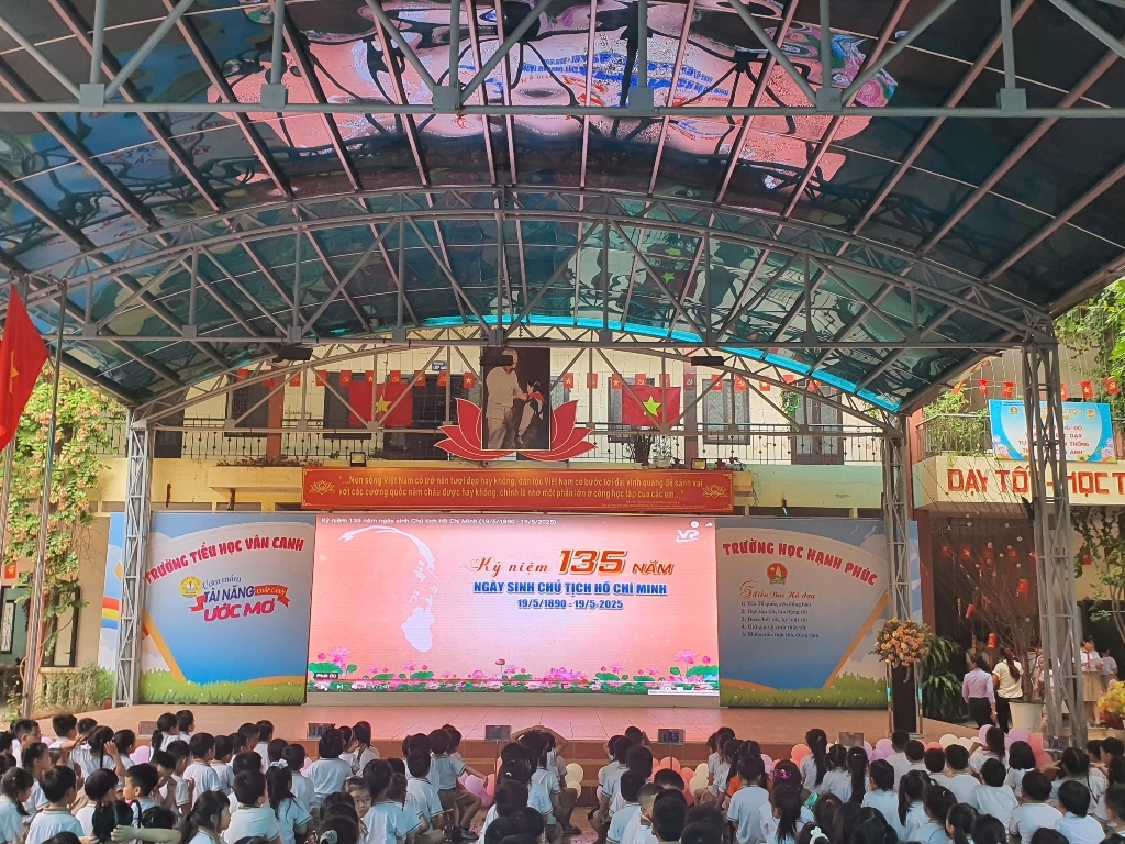 Kỷ niệm 135 năm ngày sinh Chủ tịch Hồ Chí Minh - Những đóa hoa dâng Bác