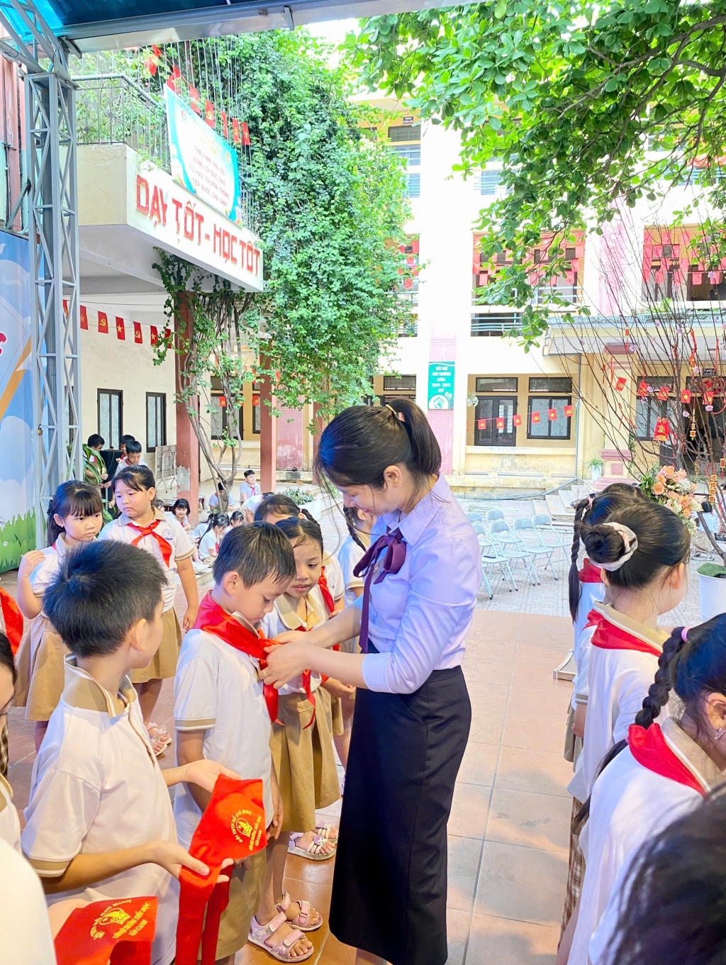 Kỷ niệm 135 năm ngày sinh Chủ tịch Hồ Chí Minh - Những đóa hoa dâng Bác