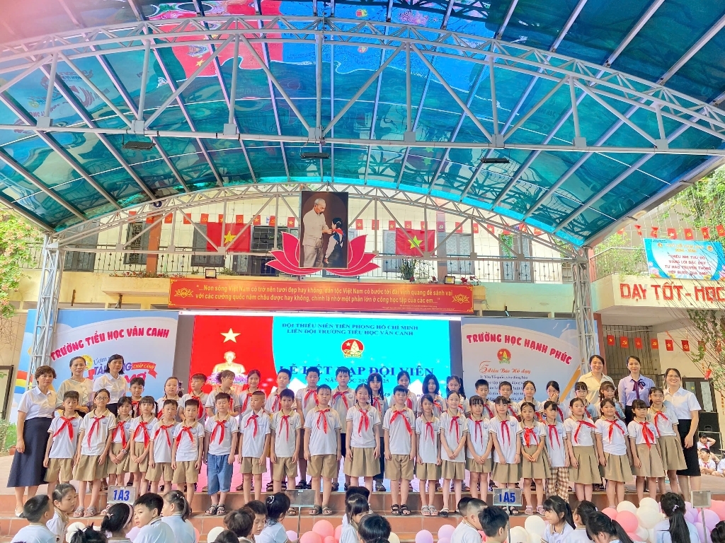 Kỷ niệm 135 năm ngày sinh Chủ tịch Hồ Chí Minh - Những đóa hoa dâng Bác