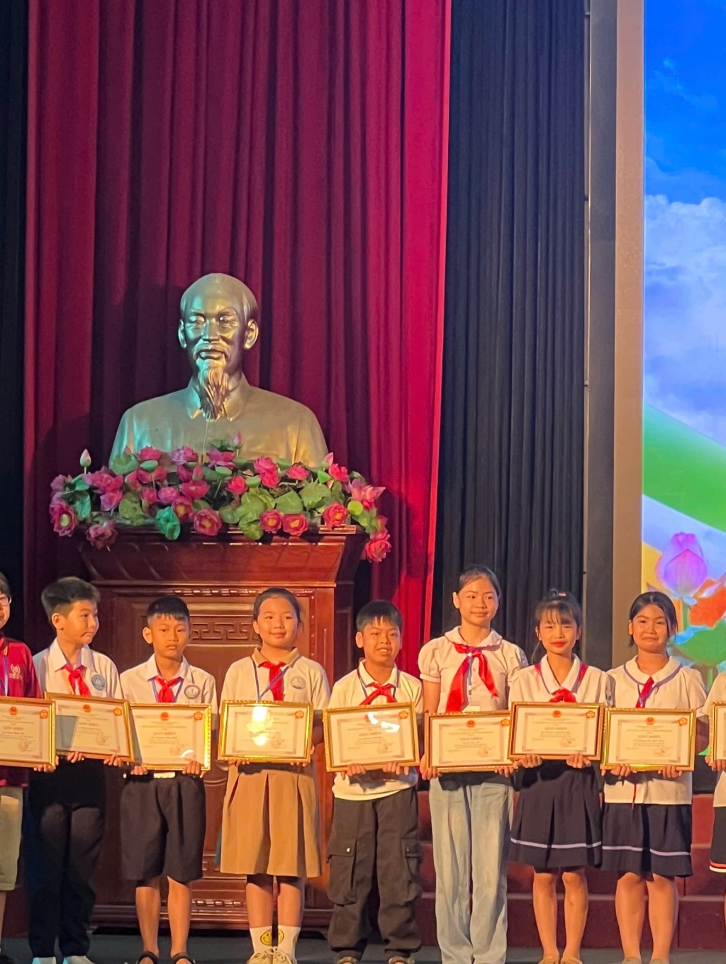 Kỷ niệm 135 năm ngày sinh Chủ tịch Hồ Chí Minh - Những đóa hoa dâng Bác