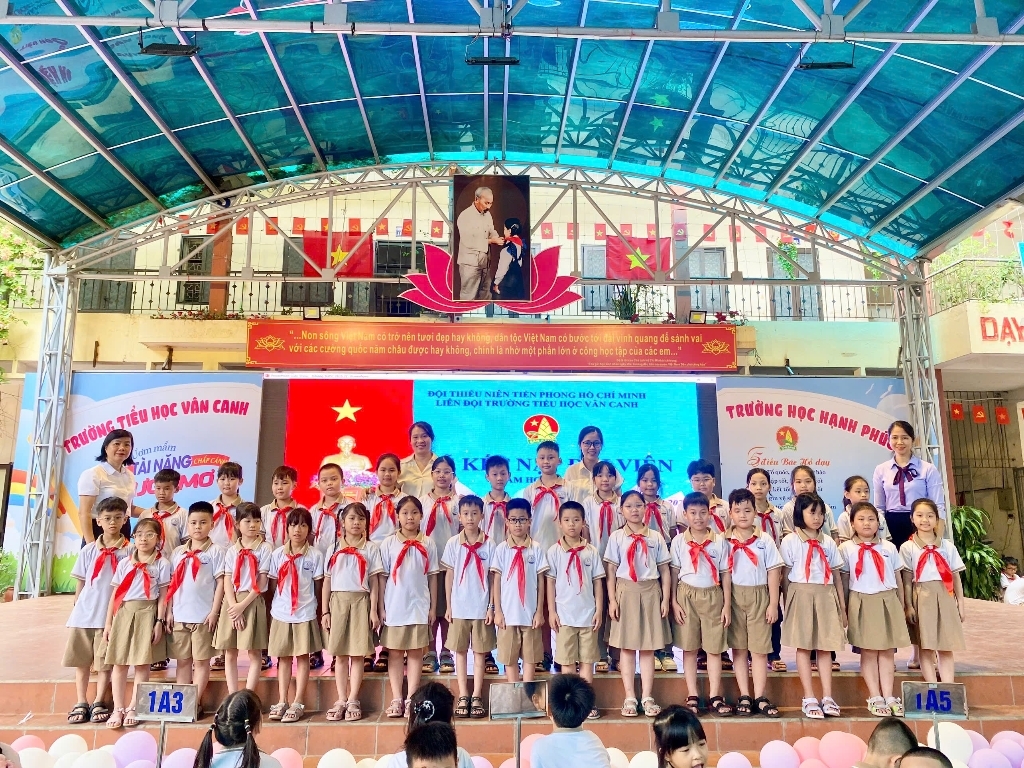 Kỷ niệm 135 năm ngày sinh Chủ tịch Hồ Chí Minh - Những đóa hoa dâng Bác