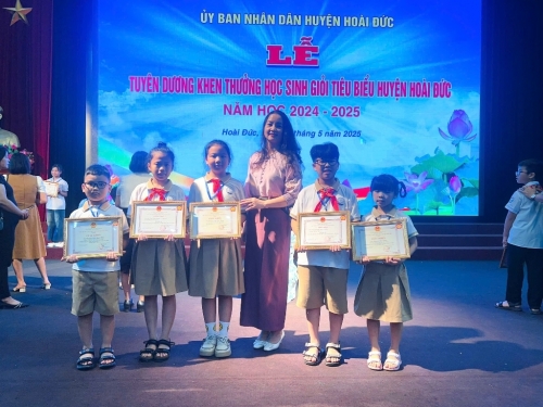 Kỷ niệm 135 năm ngày sinh Chủ tịch Hồ Chí Minh - Những đóa hoa dâng Bác