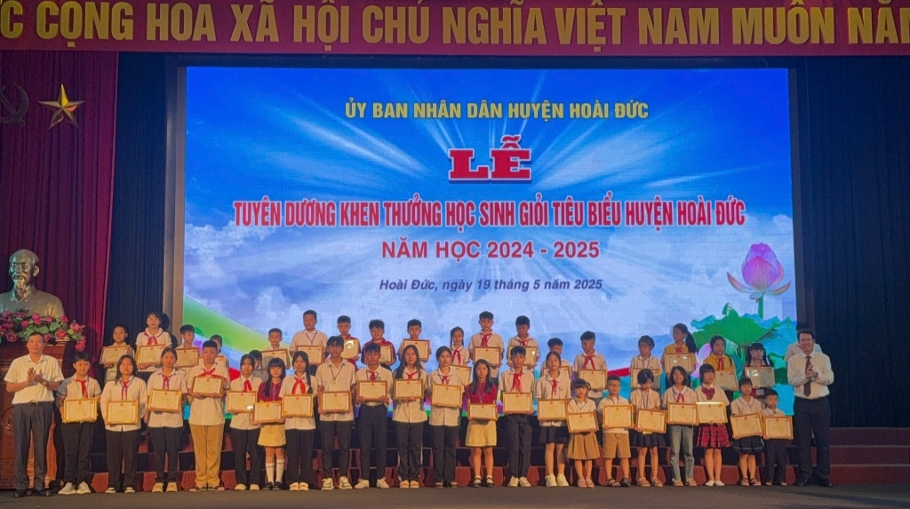 Kỷ niệm 135 năm ngày sinh Chủ tịch Hồ Chí Minh - Những đóa hoa dâng Bác