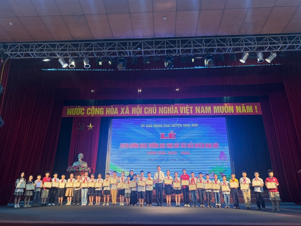 Kỷ niệm 135 năm ngày sinh Chủ tịch Hồ Chí Minh - Những đóa hoa dâng Bác