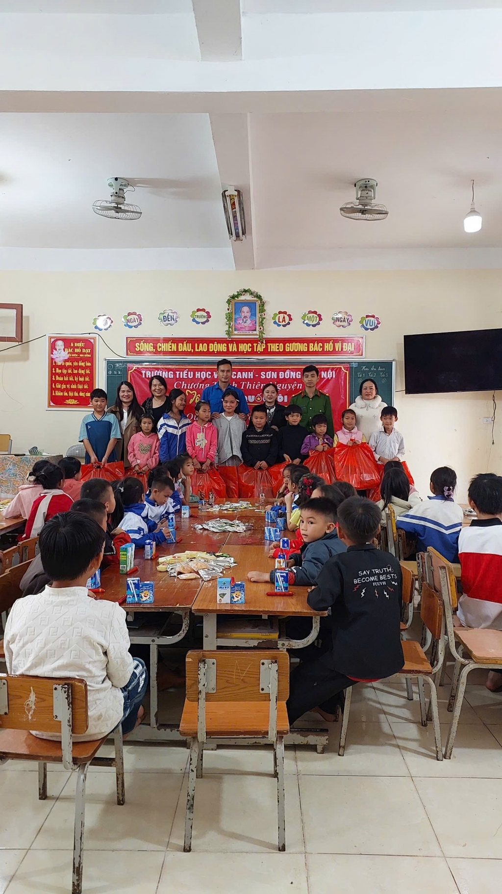 Hành trình "Tôi yêu Tổ quốc tôi" - Trao gửi yêu thương tới miền biên cương Sơn La